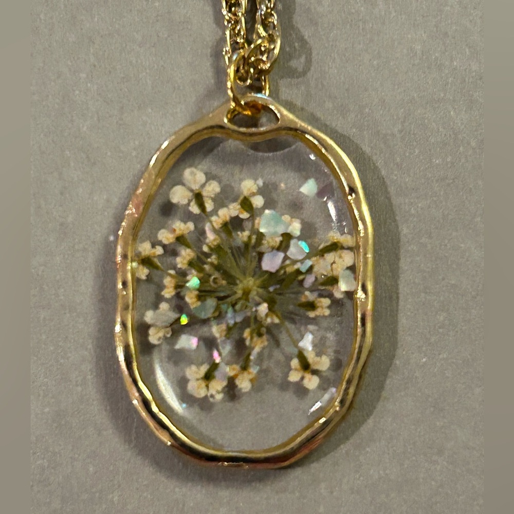 Necklace NWOT Dried Flowers Queen Anne’s Lace White, Shell flecks, 16” chain